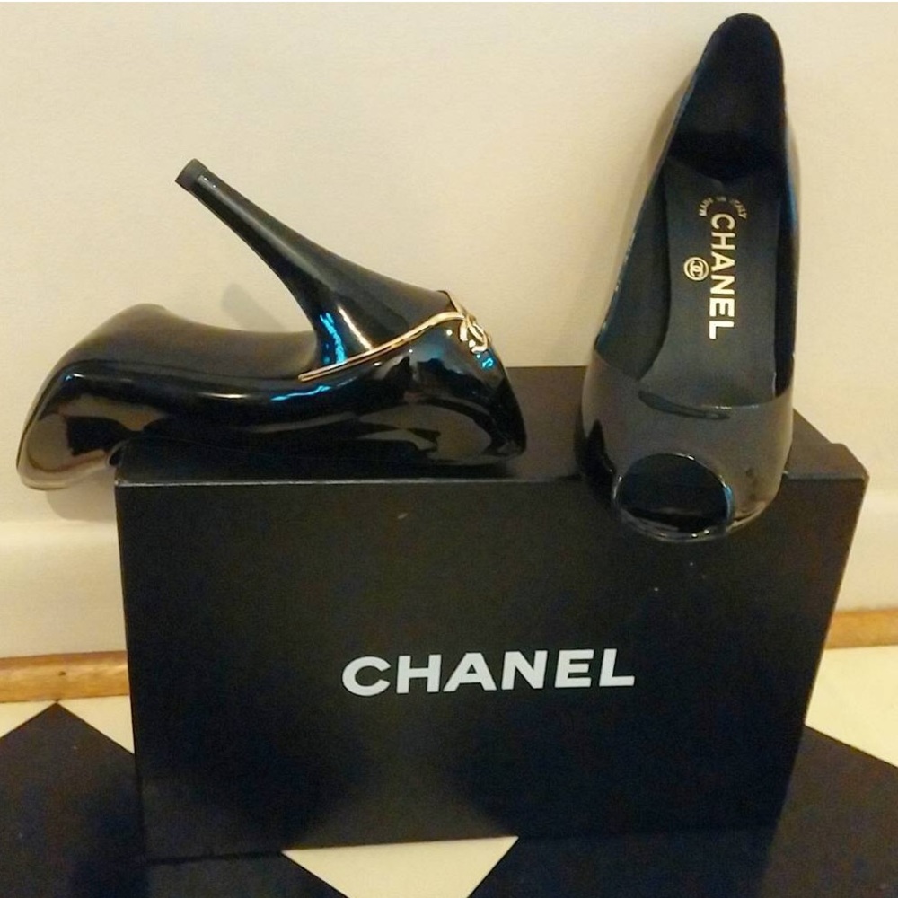 Chanel peep toe w/ gold CC embellishment sz 38.5